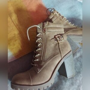 New GBG Guess Brown Lace Up Women’s Boots Size 8.5M